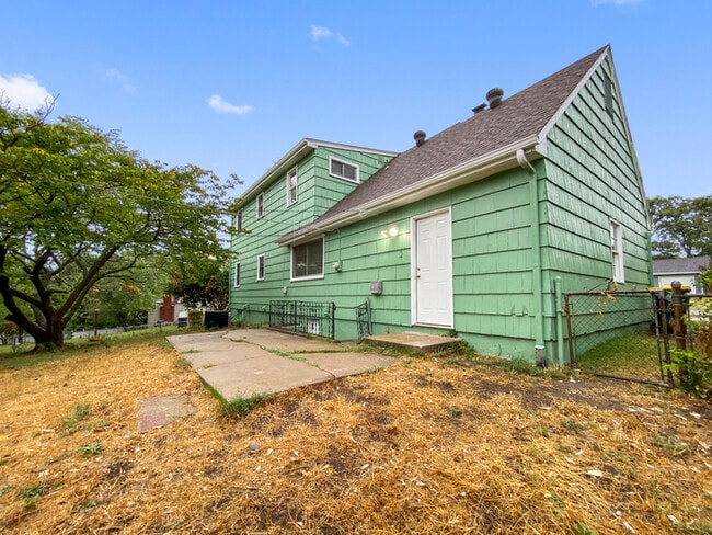 Building Photo - Charming and Spacious 4-Bedroom, 2-Bathroo...