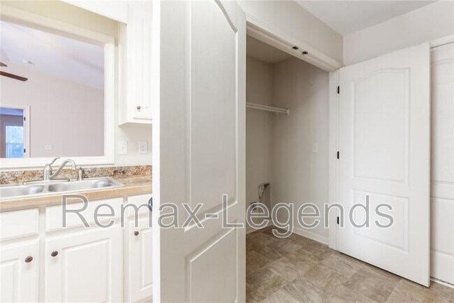 Building Photo - 947 Haymon Dr