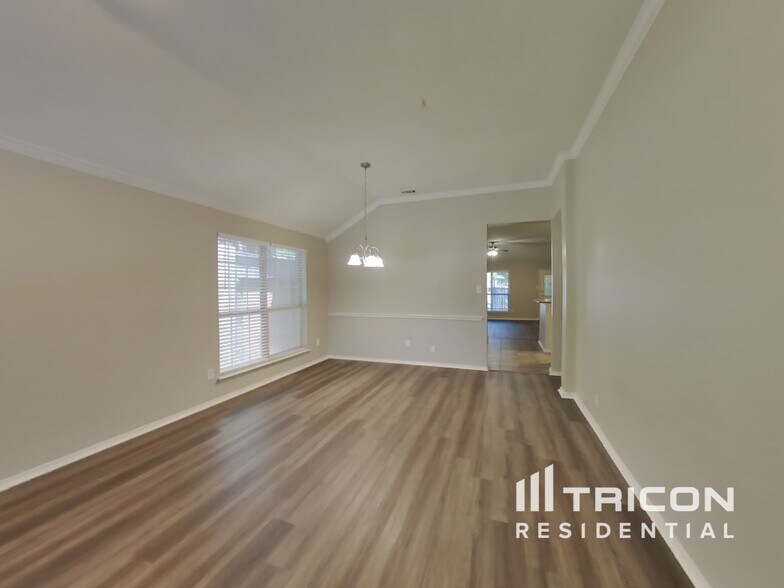 Building Photo - 834 San Jacinto Dr