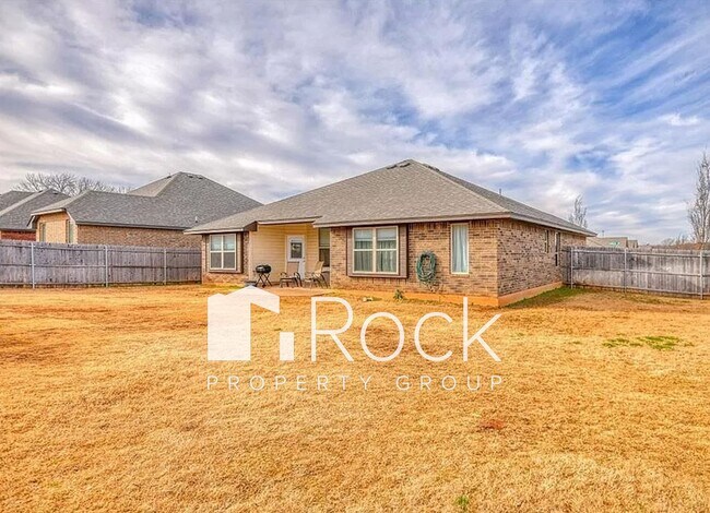 Building Photo - 3 Bedroom Home in North Norman with New Carpet **Move in by January 1st and enjoy HALF OFF your f...