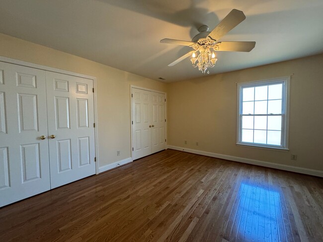 Building Photo - Charming 4 Bed 3.5 Home in Haymount