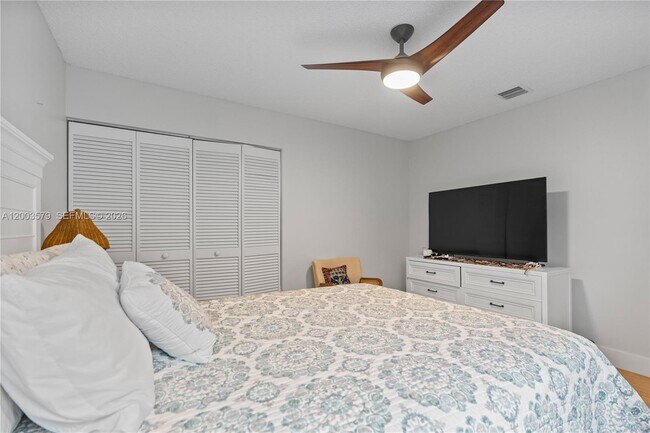 Building Photo - 237 NW 100th Ave