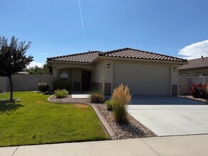 Building Photo - Mesa Estates Beauty!!!!