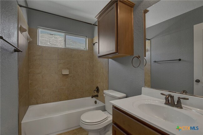 Building Photo - 240 Oak Creek Way