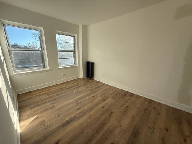 Building Photo - 6930 N Greenview Ave