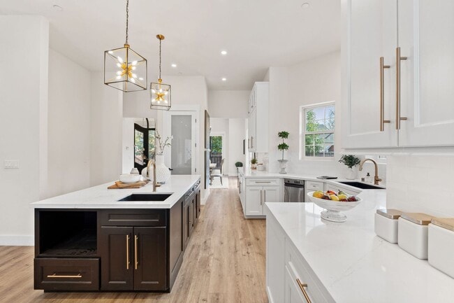 Building Photo - $11,995 - Stunning Executive Estate in Wil...