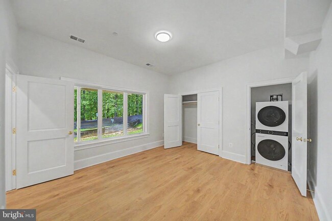 Building Photo - 10205 Sorrel Ave