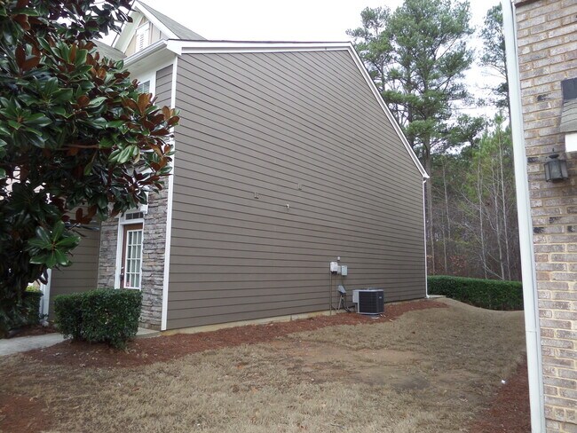 Building Photo - Rare 2 bed 2.5 bath  located in Kennesaw m...