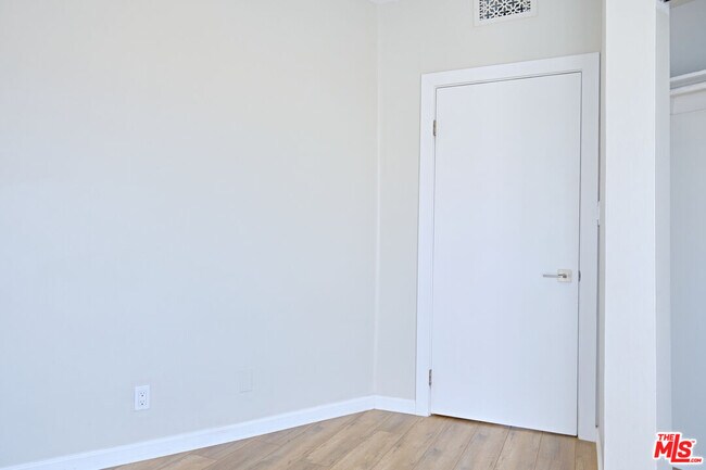 Building Photo - 842 11th St