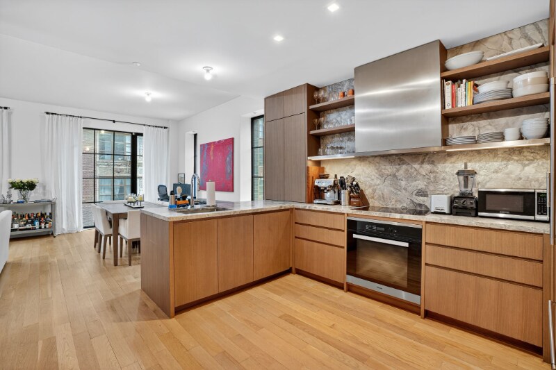 Building Photo - 441 W 37th St