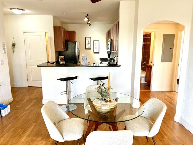 Building Photo - Bright & Peaceful 2 Bed, 2 Bath Corner Con...