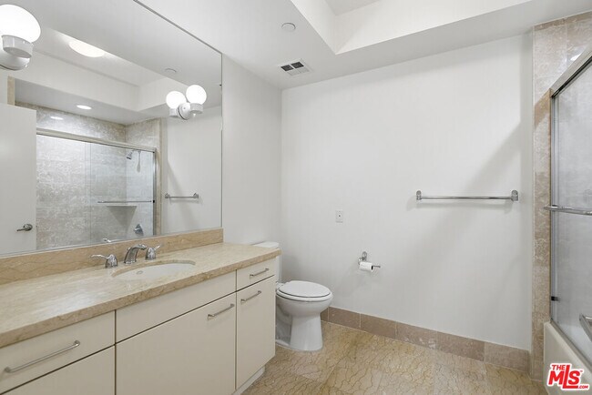 Building Photo - 13600 Marina Pointe Dr