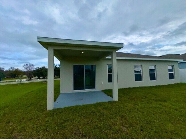 Building Photo - Three Bedroom Home in Winter Haven For Rent!