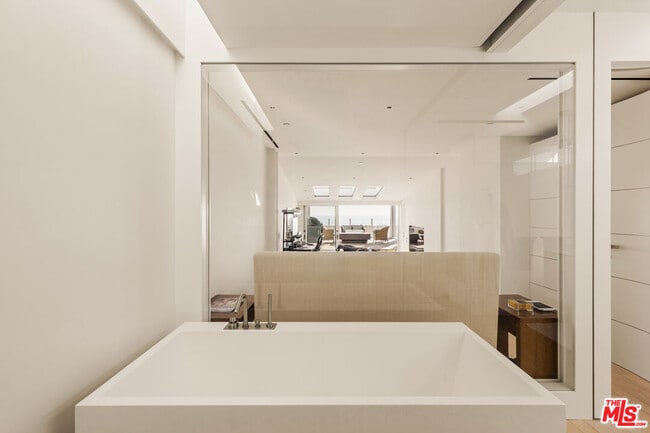 Building Photo - 1267 Palisades Beach Rd