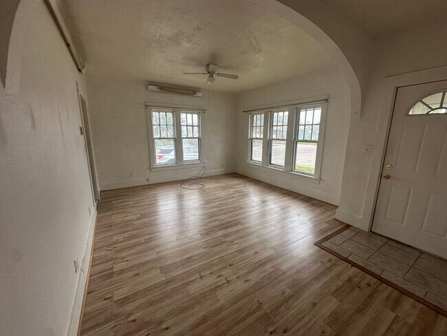 Building Photo - 1102 E 14th St
