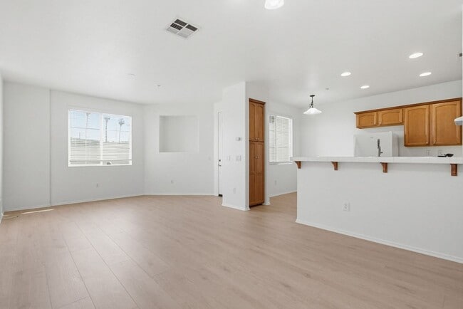 Building Photo - Oceanside - Pelican Cove Townhouse!