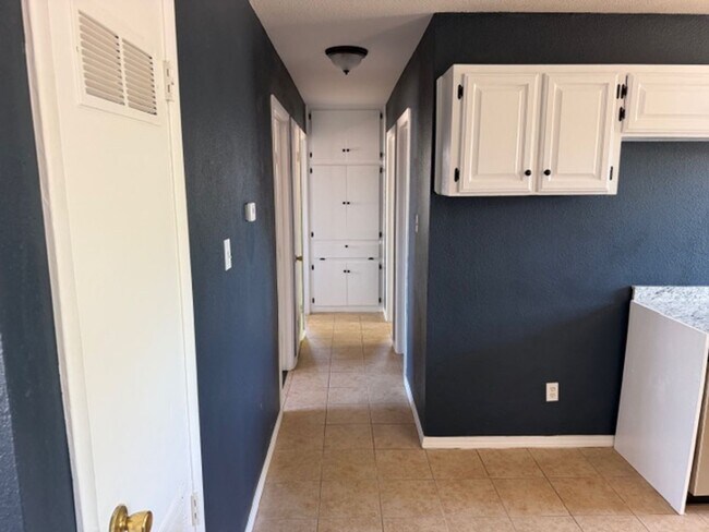 Building Photo - CALL FOR MOVE IN SPECIAL!!! Room for Everyone! Charming 4-Bed 1.5 Bath