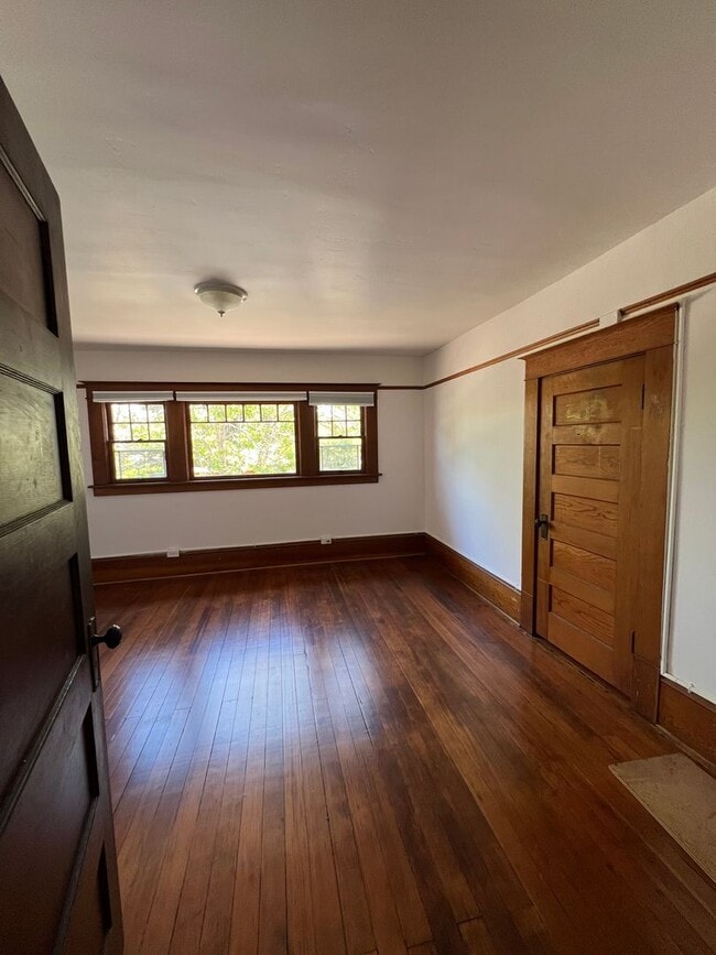 Building Photo - Charming 1910 Craftsman Home – 3BR/2BA + B...