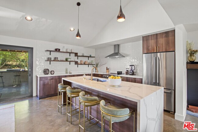 Building Photo - 4765 Round Top Dr
