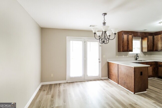 Building Photo - 602 Embassy Walk