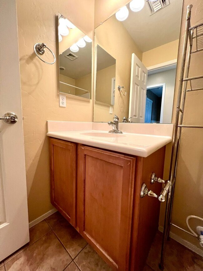 Building Photo - Nice 3 Bedroom Home in Sierra Morado