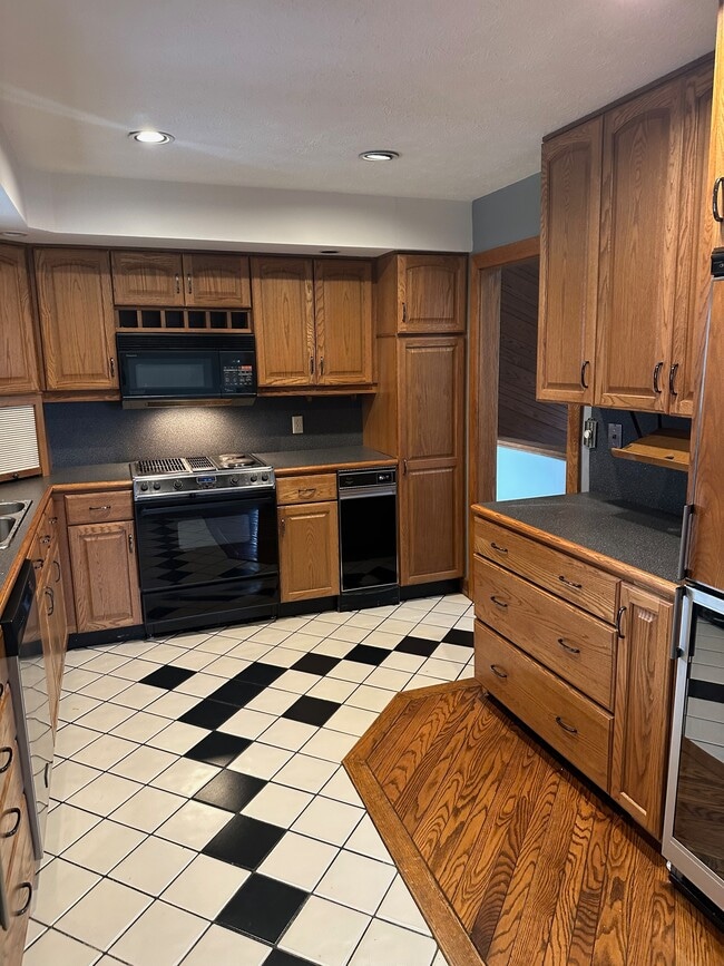 Building Photo - 6311 Saint Andrews Dr