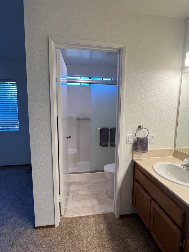 Master bathroom w/double sinks and shower - 2844 Winthrop Ave