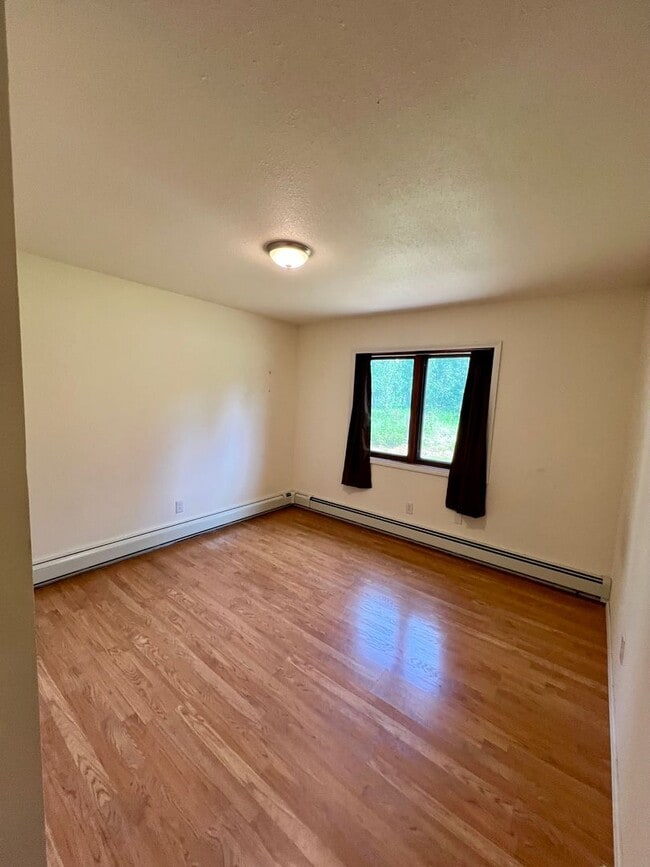 Building Photo - 3 Bedroom Home / 2-Car Garage / No Pets
