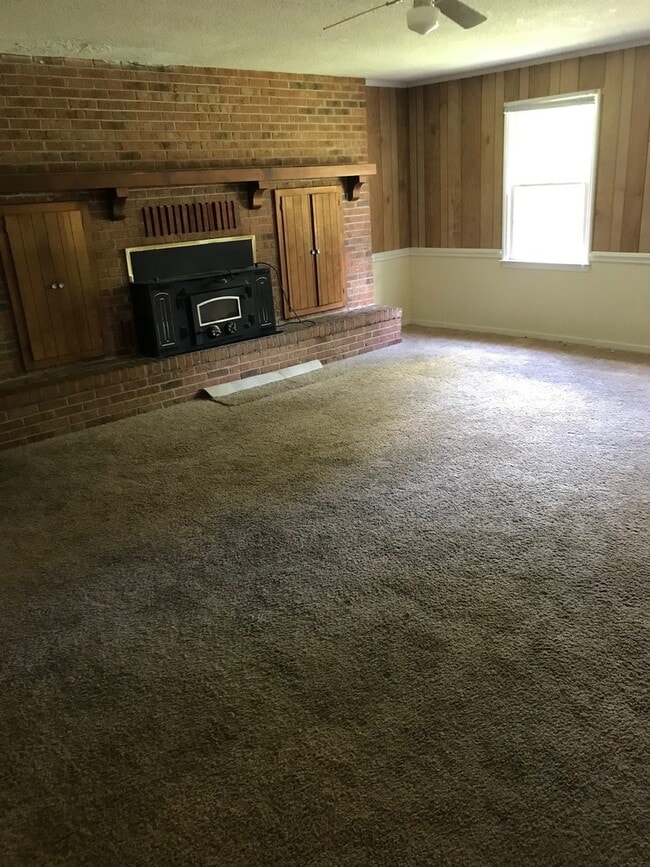 Building Photo - Great home with lots of extras!