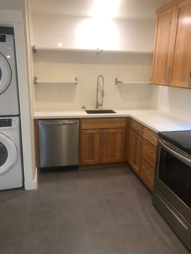 Building Photo - 16th TownHouse Hardwood Patio Park Pets Bike Bus