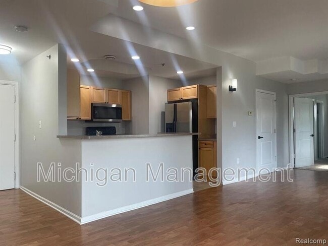 Building Photo - 2721 E Maple Rd