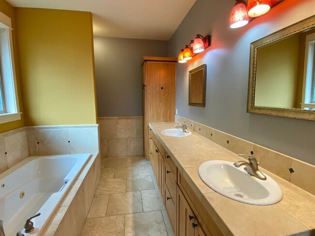 Building Photo - Spacious 3 BR w/ all wood floors and great midtown Bend location