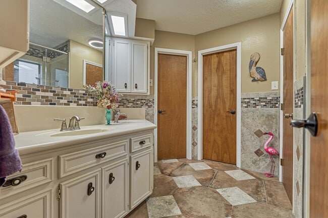 Building Photo - 660 Hillcrest Dr