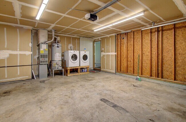 Building Photo - This one level charmer won't last long! 3 bedrooms, 2 baths, fully fenced yard, pets welcome!