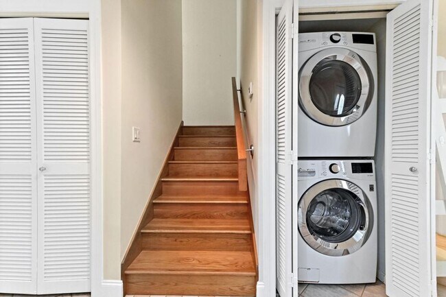 Building Photo - 1900 Presidential Way