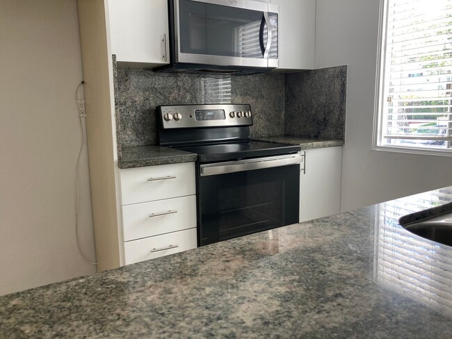 Building Photo - Spacious updated 2bd 2ba condo in Culver City