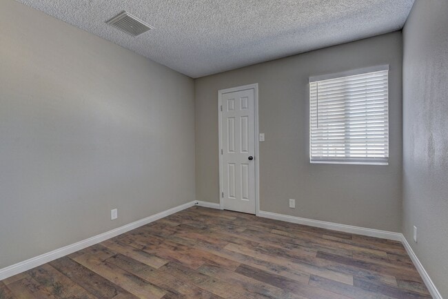 Building Photo - Remodeled and move-in ready located in Southeast Las Vegas.