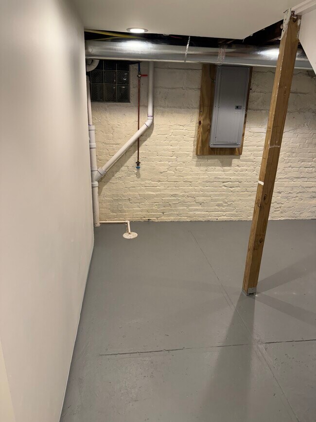 Building Photo - 1612 N Star Ave