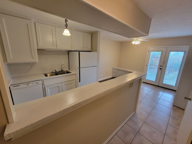 Building Photo - College Station - 2 bed/1.5 bath end unit ...