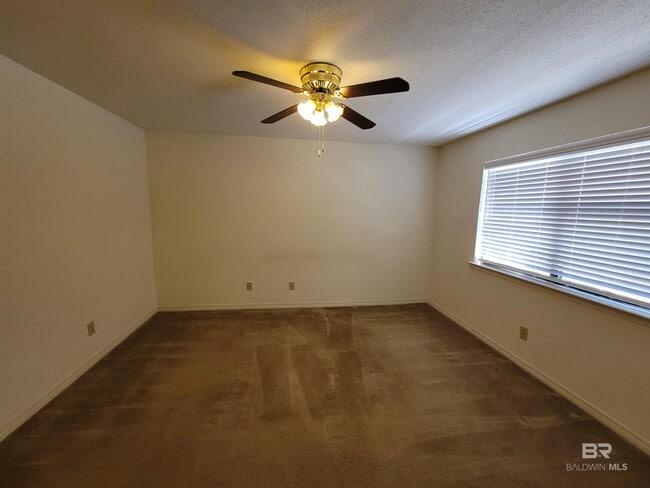 Building Photo - 512 Lake Forest Blvd