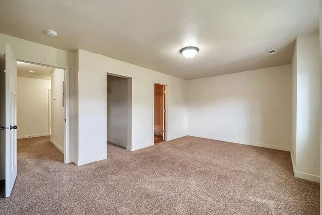 Building Photo - Awesome 2 Story Townhome in Vineyard with ...