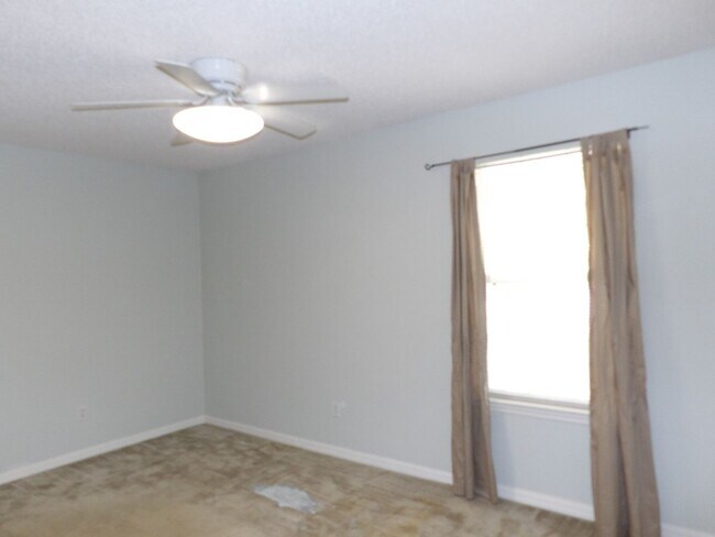 Building Photo - 4 Bedroom 2 Bath 2 Car Garage 2334 Sq Ft C...