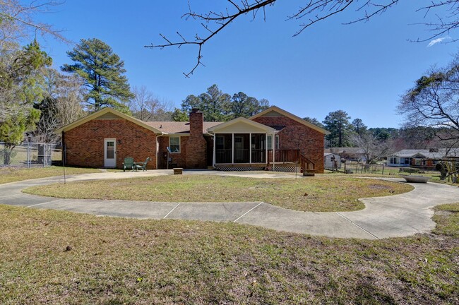 Building Photo - Charming 3-Bedroom Home with Screened Porc...