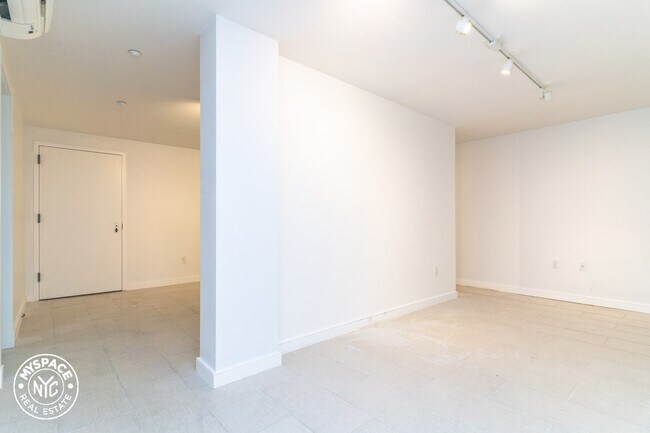 Building Photo - 474 Grand Ave