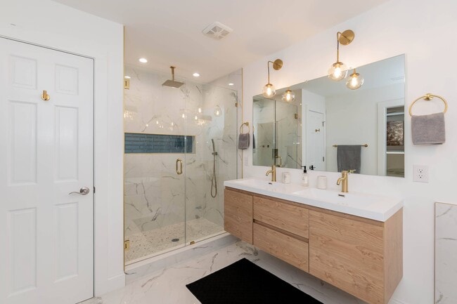 master bath - 4200 Pickwick Dr