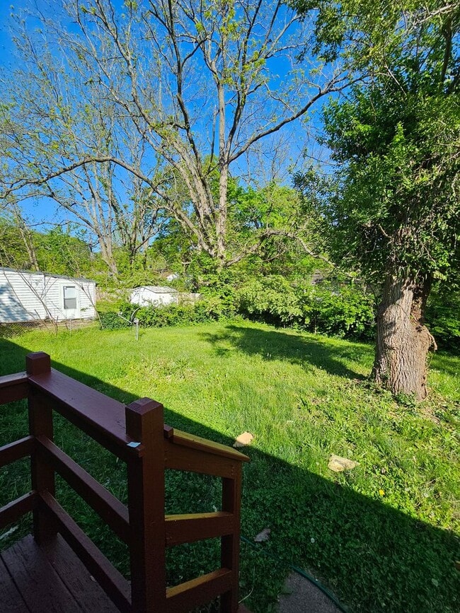 Building Photo - 4 bedroom 2 bath, must see inside!