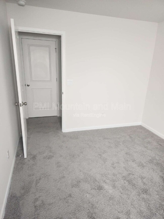 Building Photo - 568 Country Oak Dr