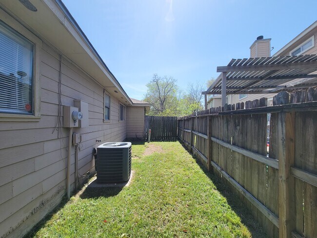 Building Photo - 10059 Emerald Creek Dr