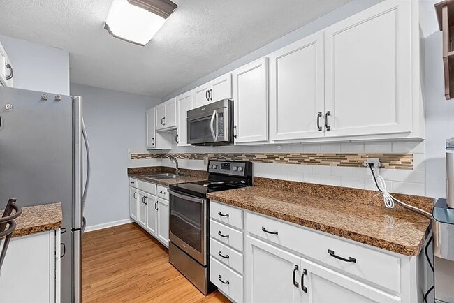 Building Photo - "Charming 1-Bedroom Retreat with Modern Co...