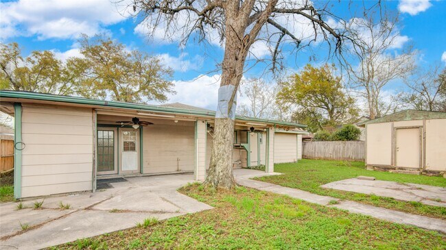 Building Photo - 8565 Ridgepoint Dr